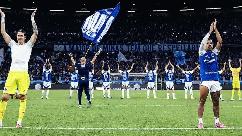 Leonardo Jardim e jogadores comemoram com torcida triunfo sobre o Vitória, no Mineirão (Foto: Gustavo Aleixo/Cruzeiro)