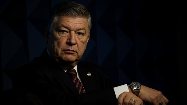 Presidente da CPMI do INSS quer derrubar lei que levou à condenação de Bolsonaro