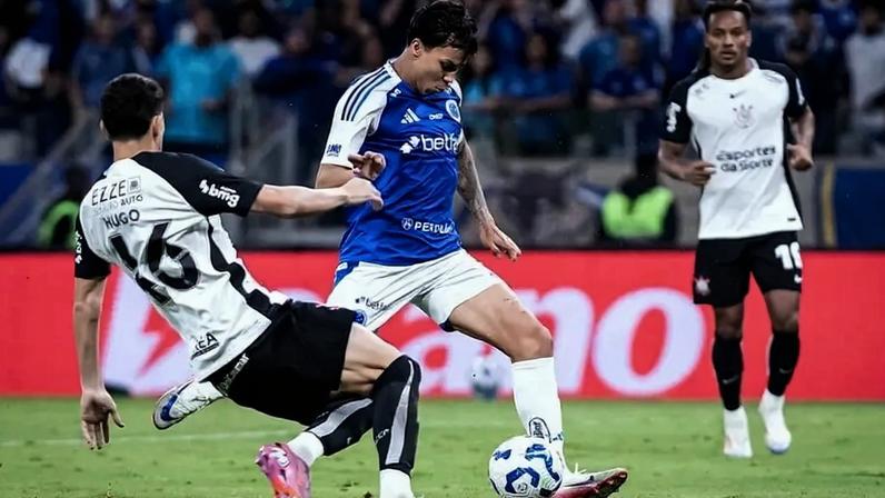 Vitória sobre o Corinthians, no Mineirão, foi o décimo jogo invicto do Cruzeiro no Brasileirão (Foto: Gustavo Aleixo/Cruzeiro)