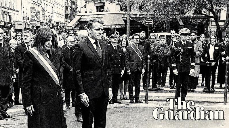 The Paris mayor, Anne Hidalgo, and Emmanuel Macron near La Bonne Bière cafe in Paris.