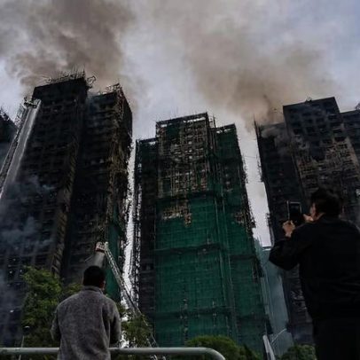 Incêndio em complexo residencial de Hong Kong deixa 55 mortos