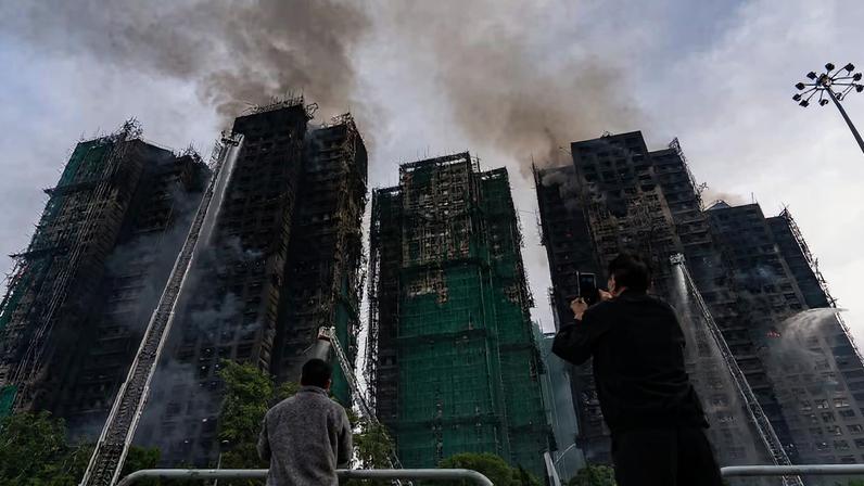 Incêndio em complexo residencial de Hong Kong deixa 55 mortos