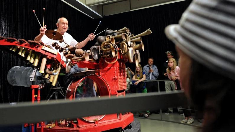 Llyn Foulkes performing on his custom-built instrument Machine at Museum Fridericianum in Kassel, Germany, on 10 June 2012 Photo: Uwe Zucchi / dpa picture alliance / Alamy