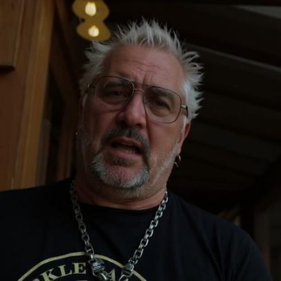 Guy Fieri vai ao hospital após acidente no set que o deixou em cadeira