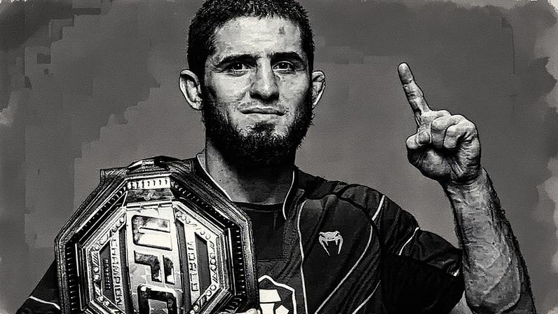 Makhachev com o cinturão dos pesos-leves (Foto: Divulgação/UFC)