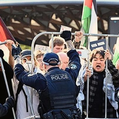 Dez presos após polícia usar spray de pimenta contra manifestantes que bloqueavam exposição de armas em Sydney