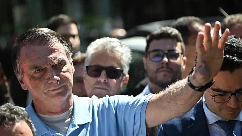 Jair Bolsonaro enfrenta problemas cardiovasculares, afirma Carlos Bolsonaro dias antes de defesa pedir visita de cardiologista e fisioterapeuta. (Foto: Andre Borges/EFE)