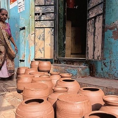 Medo e esperança enquanto moradores de favela em Mumbai aguardam demolição