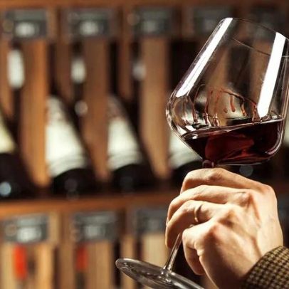 Restaurantes acessíveis em Paris atraem profissionais do vinho