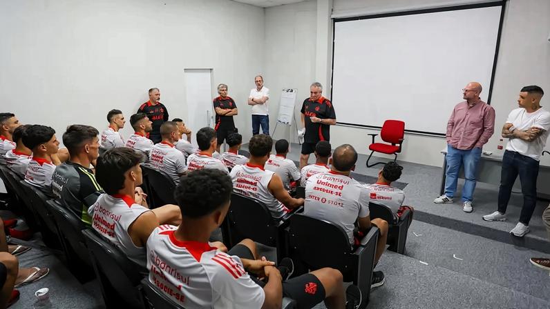 Abel Braga conversa com os jogadores do Internacional no CT Parque Gigante (Foto: Reprodução/YouTube)