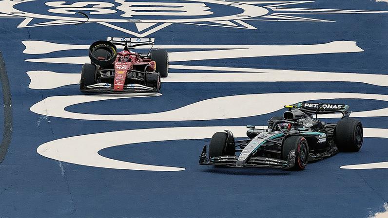 Carro de Leclerc após batida e Kimi Antonelli logo à frente (Foto: Nelson ALMEIDA / AFP)