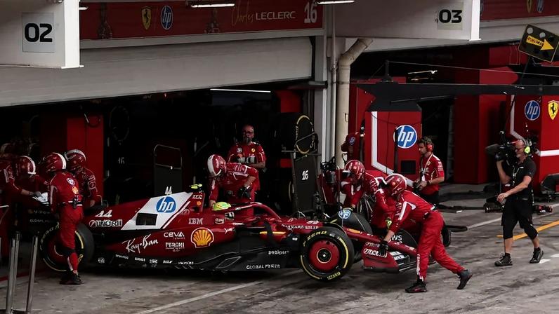 Carro de Lewis Hamilton na garagem após desistência da corrida no GP de São Paulo (JEAN CARNIEL / POOL / AFP)