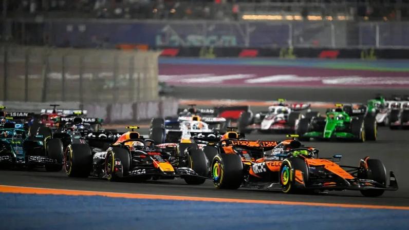 Verstappen e Norris disputam posição na sprint do GP do Catar de F1 (Foto: Mahmud Hams / AFP)