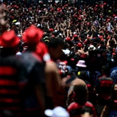 Torcedores do Flamengo reclamam de calor e falta d'água em festa do título