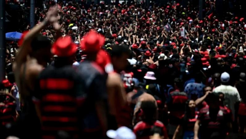 Torcedores do Flamengo espera o time no Centro do Rio (Foto: Pablo PORCIUNCULA / AFP)