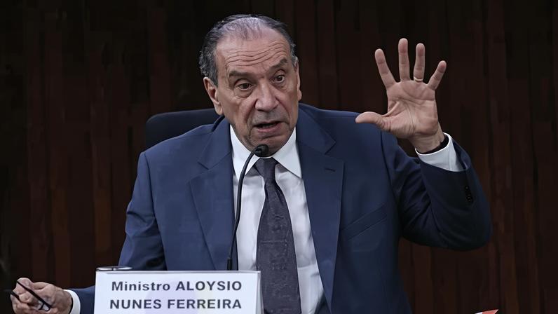 Prisão de Bolsonaro e cúmplices fecha ciclo de supremacia militar sobre o poder civil, diz ex-chanceler