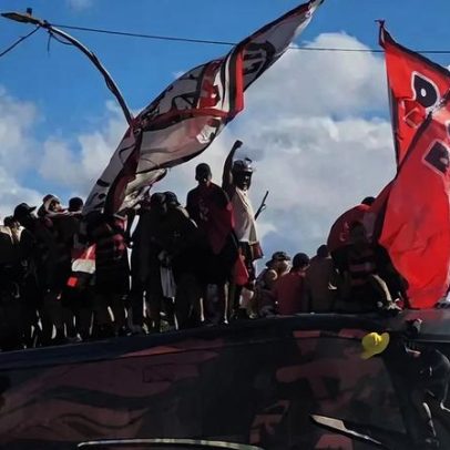 Torcedores invadem ônibus do Flamengo e tietam jogadores; veja imagens