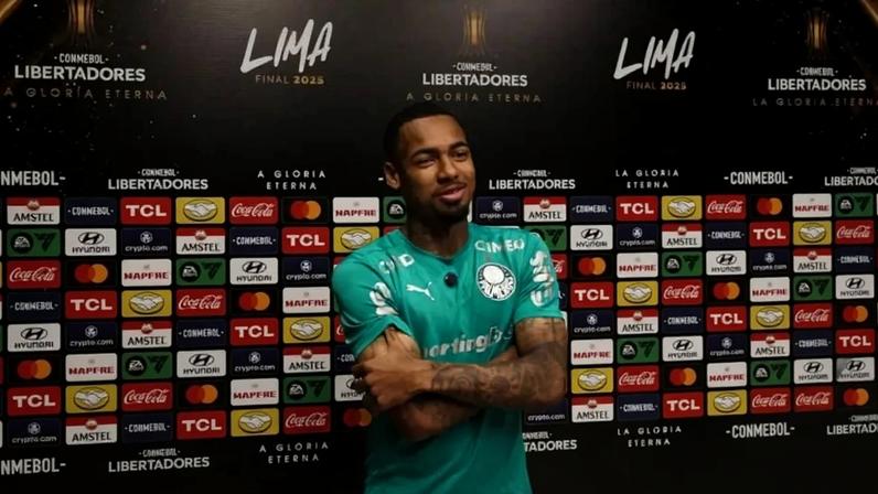 Allan, do Palmeiras, concede entrevista no hotel de concentração da equipe em Lima (Foto: Cesar Greco/Palmeiras/by Canon)