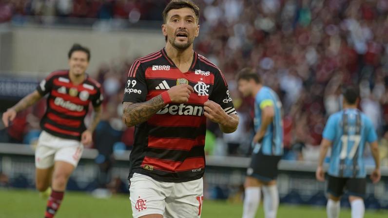 Arrascaeta aponta para escudo do Flamengo em comemoração de gol contra o Grêmio (Foto: Peter Ilicciev / Agencia Enquadrar)