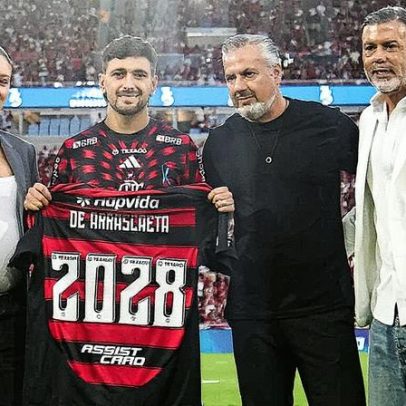 Arrascaeta recebe homenagem antes de confronto entre Flamengo e Santos