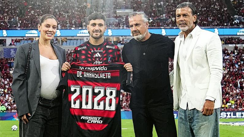 Arrascaeta recebe homenagem antes de Flamengo x Santos (Foto: Gilvan de Souza/Flamengo)