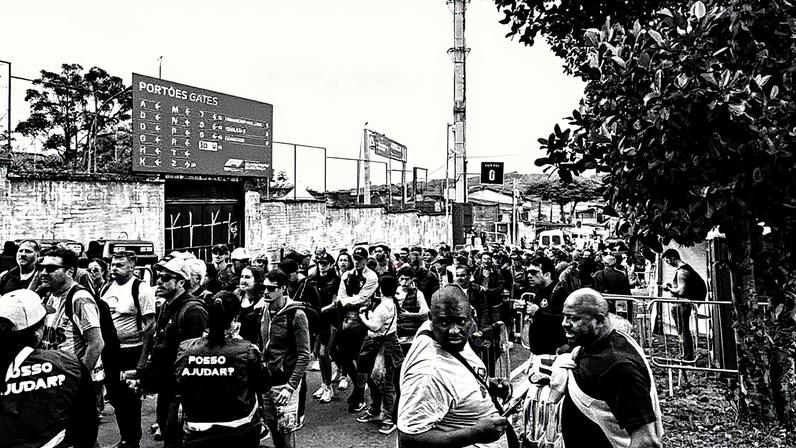 Filas intensas nos arredores de Interlagos para o treino livre do GP de São Paulo na F1 2025 (Foto: Beatriz Pinheiro/Lance!)
