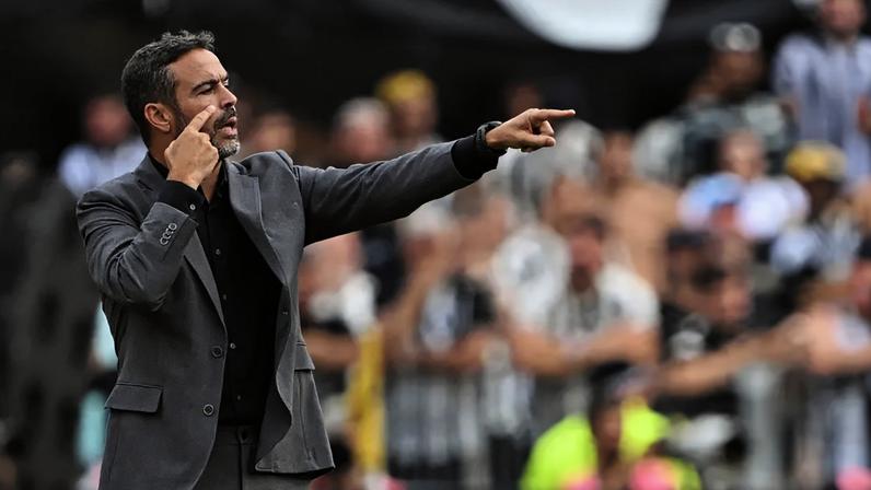 Artur Jorge orienta Botafogo na final da Libertadores contra o Atlético-MG (Foto: Luis Robayo/AFP)