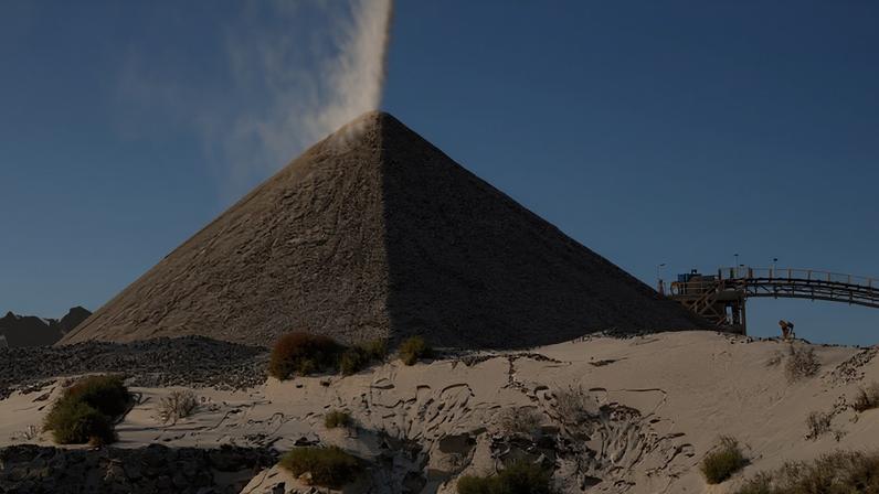 Mineradoras ‘juniors’ brasileiras se unem por exploração de minerais críticos | Minério de lítio em projeto Pilgangoora da Pilbara Mineral: demanda crescente por ativos críticos do setor (Foto: Carla Gottgens/Bloomberg)