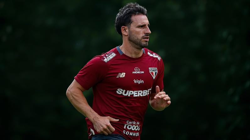 Calleri está treinando com o elenco, mas não terá um retorno forçado (Foto: Rubens Chiri / São Paulo FC)