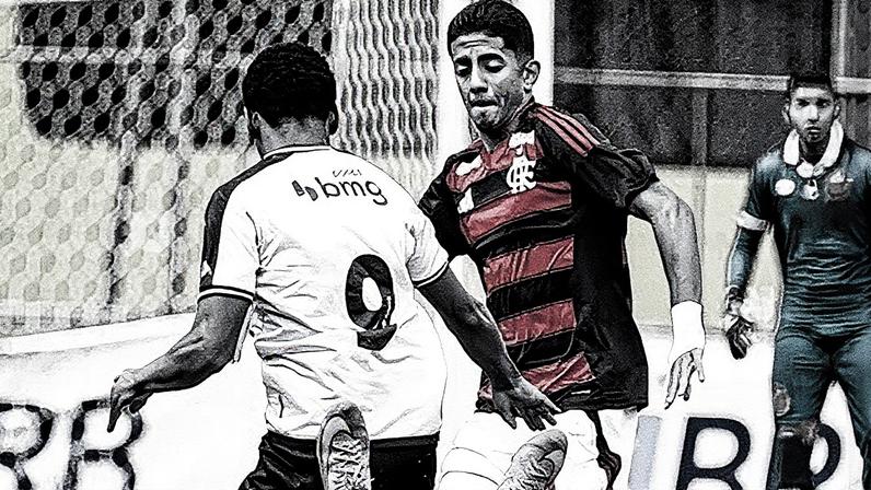 Lucas Ovídio, do Vasco, disputa bola com jogador do Flamengo (Foto: Reprodução)