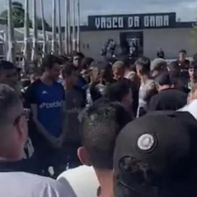 Torcedores vão ao CT cobrar jogadores do Vasco após quinta derrota