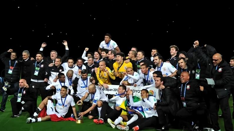 Danilo foi campeão do Mundo com o Corinthians em 2012 (Foto: Kazuhiro Nogi / AFP)