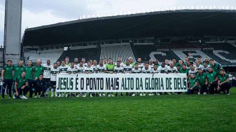 Coxa exibe faixa em provocação ao rival. Foto: JP Pacheco/Coritiba