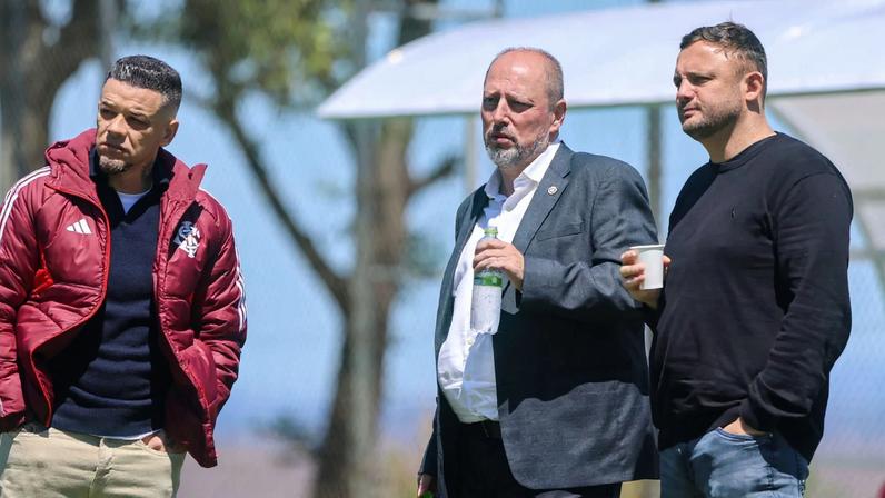 D'Alessandro (E) e Alessandro Barcelos (C), com André Mazzuco, dirigentes do Internacional (Foto: Ricardo Duarte/SC Internacional)