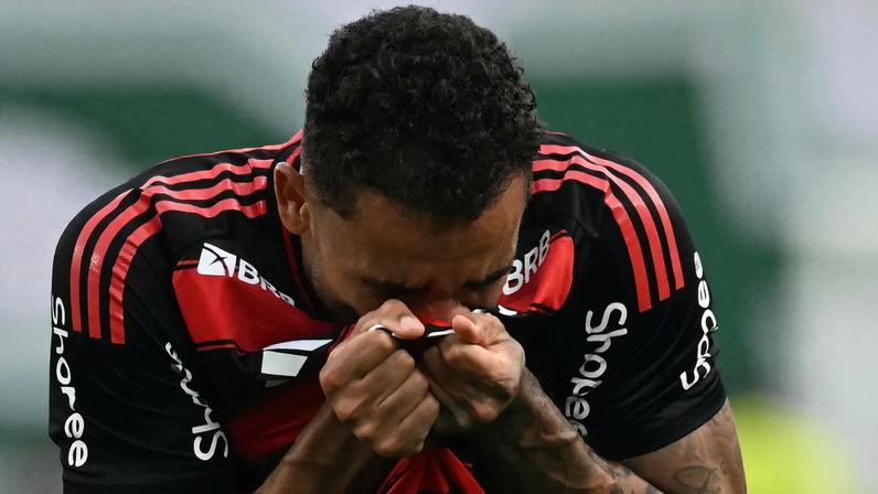 Danilo comemora gol do título do Flamengo na final da Libertadores (Foto: Luis ACOSTA / AFP)