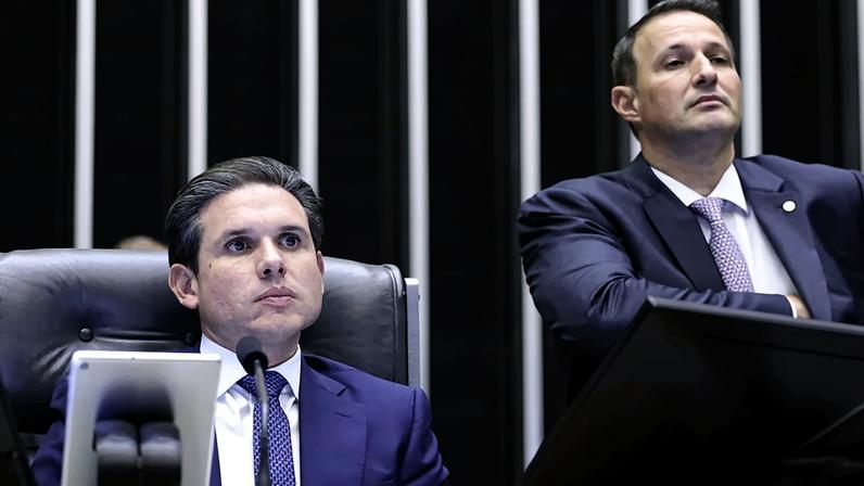 Missão cumprida. Tarcísio de Freitas combinou com Hugo Motta e escalou Guilherme Derrite para transformar o projeto do governo em um monstrengo sem pé nem cabeça - Imagem: Redes Sociais/GOVSP e Kayo Magalhães/Agência Câmara