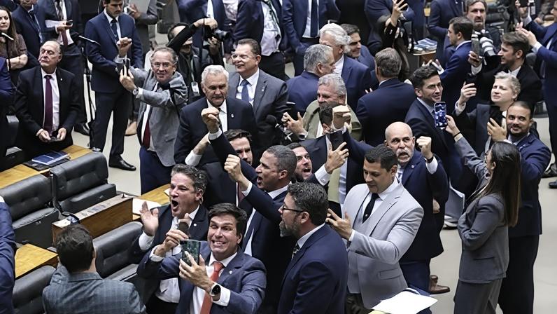 Em família. Não só os deputados bolsonaristas comemoraram. Os verdadeiros líderes do PCC, CV e demais facções têm motivos para gargalhar – Imagem: Zeca Ribeiro/Agência Câmara