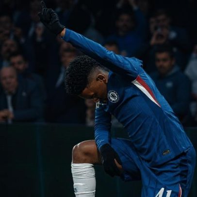 Estevão, estrela da seleção, toca bateria em igreja evangélica
