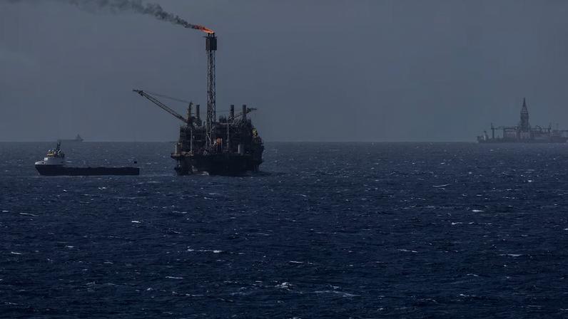 Petrobras vai adiar acordos de plataformas no campo de Búzios, segundo fontes | A expectativa era de que a empresa finalizasse os contratos de perfuração para o campo de Búzios neste ano, mas ela deve aguardar até 2026 enquanto tenta adquirir conhecimento sobre o reservatório, disseram fontes ouvidas pela Bloomberg News (Dado Galdieri)