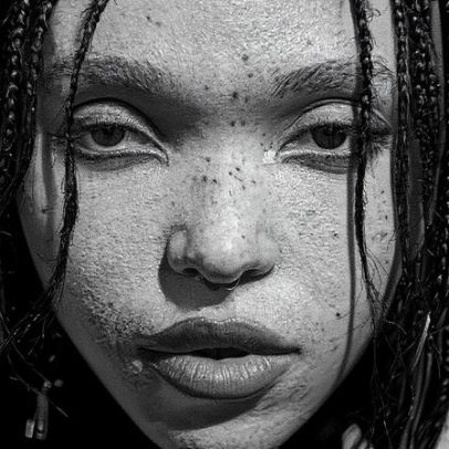 FKA Twigs fala de seus dois álbuns de 2025, Coachella e infância