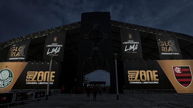 Fan Zone da Libertadores em Lima, palco da final entre Palmeiras e Flamengo (Foto: Lucas Bayer / Lance!)