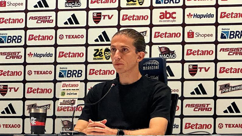 Filipe Luís em coletiva após a vitória do Flamengo sobre o Sport no Brasileirão (Foto: Lucas Bayer/Lance!)