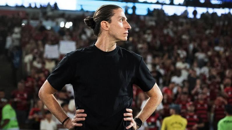 Filipe Luís, técnico do Flamengo, à beira do campo no clássico com o Fluminense (Foto: Delmiro Junior / Photo Premium / Gazeta Press)