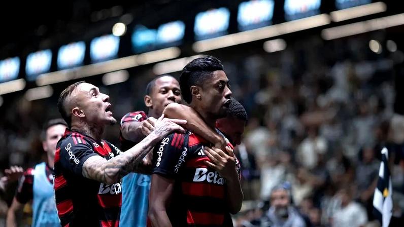 Jogadores do Flamengo comemoram gol que garantiu empate com o Atlético-MG na última rodada do Brasileiro (Foto: Cristian Ribeiro / Pera Photo Press)