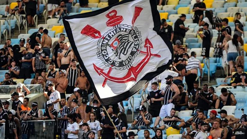 Torcedores do Corinthians marcam presença no Maracanã em jogo contra o Flamengo (Foto: Thiago Ribeiro / Agif / Gazeta Press)