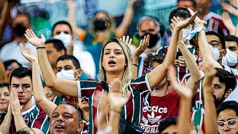 Torcedora do Fluminense apoia equipe em jogo contra o Internacional (Foto: Felipe Duest / O Fotografico / Gazeta Press)