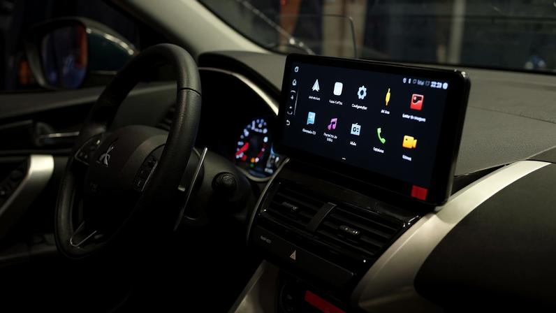 Esta empresa brasileira disputa com gigantes globais do automotivo e planeja entrar nos EUA |Central multimídia em modelo da Mitsubishi: a LogiGo atua no negócio de soluções de software para veículos e frotas (Foto: Divulgação/LogiGo)