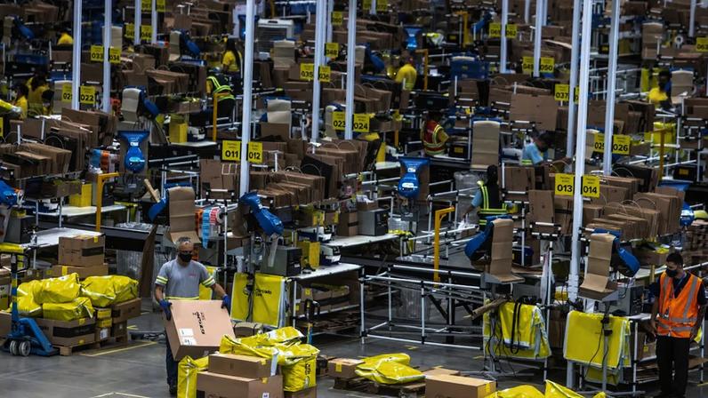 Black Friday: Mercado Livre reforça aposta em descontos diante de Amazon e Shopee | João Pedro Soares, analista do Citigroup, reduziu o preço-alvo da ação do MELI de US$ 2.700 para US$ 2.500 e citou “ruídos persistentes da concorrência”