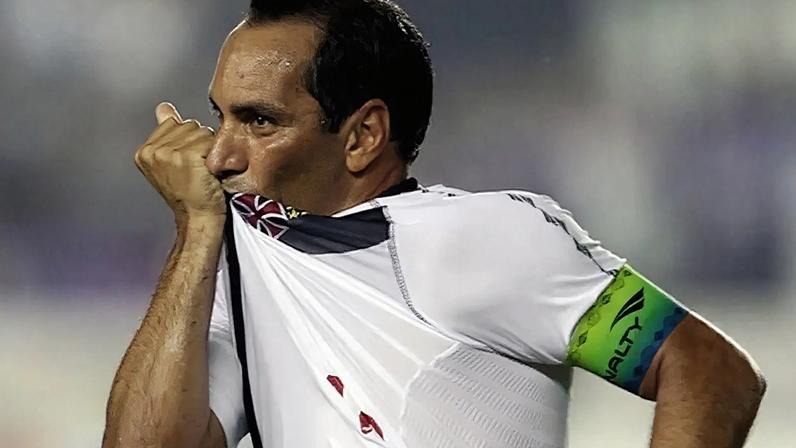 Edmundo marcou e foi protagonista da goleada vascaína sobre o Internacional pela 20ª rodada do Brasileirão 2008. (Vasco)