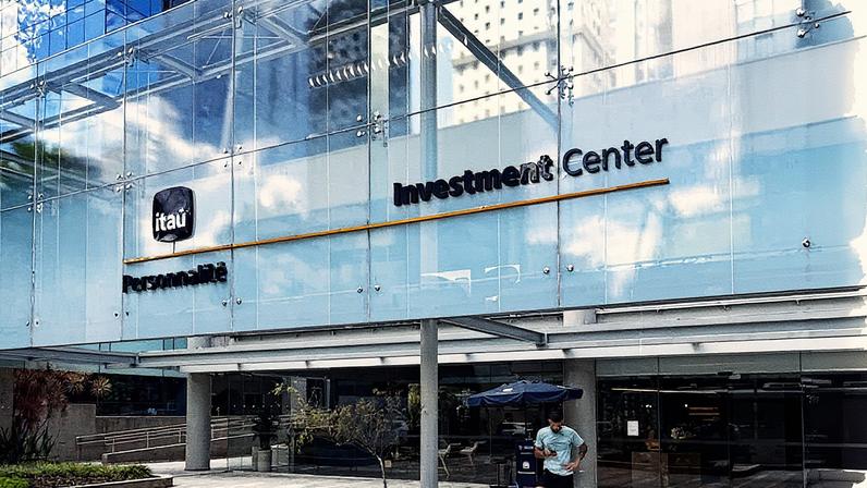 Itaú Asset aposta em novo fundo long-short e mira apetite a risco em 2026 | Agência do Itaú Personnalité, em São Paulo: 'O investidor mais qualificado começa a ver que vai ter um ciclo de corte de juros à frente e não adianta ficar paradão na renda fixa', diz o gestor Rodrigo Koch. (Foto: Filipe Serrano/Bloomberg Línea)